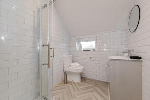a white bathroom with a toilet and a shower at Studio Room, Parking, Contractors and Relocators, Weekly Deals in Maidstone +18 photos