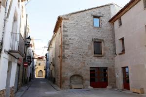 an alley in an old town with buildings at Cal Miqueló 1778 in Puig-Gros