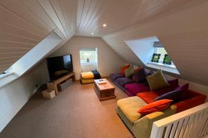 a living room with a couch and a tv at Pets - Garden - Parking - Sleeps up to 4 - Hiking in Banchory