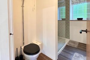 a bathroom with a black toilet and a shower at Pets - Garden - Parking - Sleeps up to 4 - Hiking in Banchory