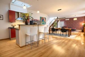 a kitchen and dining room with a table and chairs at De Drie Koningen in Bruges