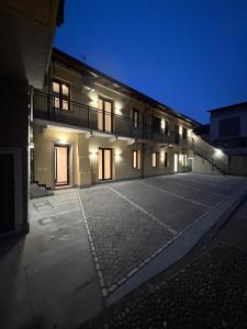 an empty parking lot in front of a building at night at Boutique Apartments Magenta in Magenta