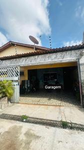 a garage with a carazon sign on the side of it at Chalé Santarém, located in Mosqueiro! in Belém