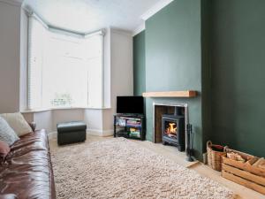 a living room with a couch and a fireplace at Meregate Cottage in Margate