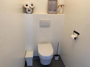 a small bathroom with a toilet and a trash can at Pipowagen op Camperplaats Vechtdal in Nieuwleusen