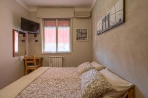 a small bedroom with a bed and a window at Albergo Ristorante Brera in Inveruno
