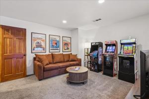 a living room with a couch and two video games at Yosemite Spirit in Yosemite West