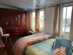 a bedroom with a bed and a large window at Apartamento Tito in Barra del Chuy
