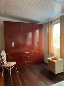 a room with wooden cabinets and a chair and a desk at Apartamento Tito in Barra del Chuy