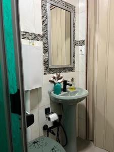 a bathroom with a sink and a mirror at Apartamento Tito in Barra del Chuy