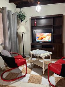 a living room with a tv and a table and chairs at Apartamento Tito in Barra del Chuy