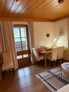 a dining room with a table and chairs and a window at Seeappartement Kitzsteinhorn in Zell am See
