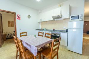 a kitchen and dining room with a table and chairs at Edificio Prieto VIV 2C in Puerto del Rosario
