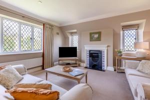 a living room with a couch and a tv at 2 Bed in Ludlow oc-p31882 in Ludlow