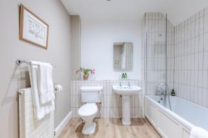 a bathroom with a toilet and a sink and a bath tub at 2 Bed in Ludlow oc-p31882 in Ludlow +23 photos