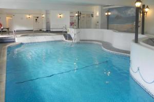 a large pool of blue water in a hotel room at 2 Bed in Penzance oc-pc467 in Gulval