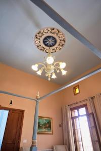 a chandelier on a ceiling in a room at Spiritu in Ḩārat al Qal‘ah