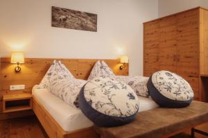 a bedroom with a couch with pillows on it at Berg- & Seeblick Pfefferbauer in Zell am See +51 photos