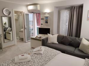a living room with a couch and a television at La Calla al Colosseo in Rome