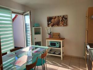 a dining room with a table and a microwave at Ferienwohnung Erdmännchen in Erfurt