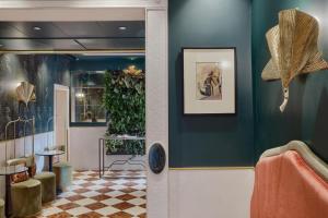 ein Zimmer mit grünen Wänden und einem Schachbrettboden in der Unterkunft Hotel Olimpia Venice, BW Signature Collection 3sup in Venedig