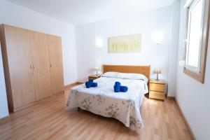 a bedroom with a bed with blue towels on a table at Edificio Prieto VIV 2E in Puerto del Rosario