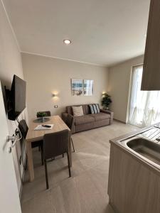 a living room with a couch and a table at Legni di mare residence in San Salvatore