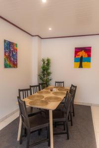 a dining room with a table and chairs at Kaiserviertel Gastromeile, City, Messe & Stadionnah in Dortmund