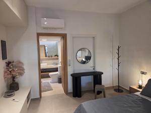 Llit o llits en una habitació de Karatza's suite 3 fotos més