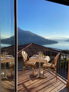 a table and chairs on a balcony with a view at Appartamento sole in Vercana