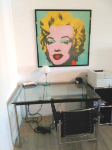 un escritorio de cristal con una foto de una mujer en Wohnung Weitblick Haan en Haan