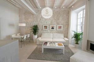 a living room with a white couch and a table at Côté Pur Arles Centre in Arles
