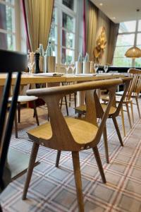 a wooden table and chairs in a room at Alt Lohbrügger Hof in Hamburg