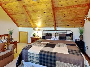 a bedroom with a bed and a wooden ceiling at Sunplace 02 in McHenry