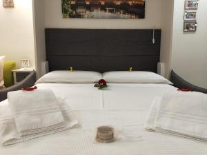 a bedroom with two beds with white towels on them at La Calla al Colosseo in Rome