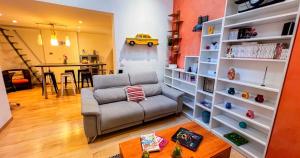 a living room with a couch and a table at Duplex moderne au Palais des Papes in Avignon