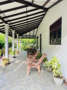 a group of benches sitting on a patio at Diddi's in Weligama