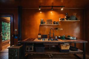 a kitchen with a sink and a counter top at Cabana estilo Glamping com Banheiras Quente e Vista às Montanhas in Rio do Sul