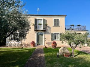 a large house with a balcony and a yard at Palazzo Gessi Room and Breakfast in Borghi