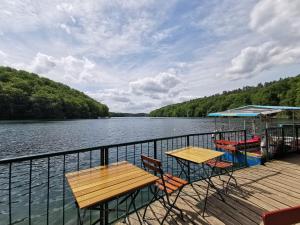 a dock with a picnic table and chairs on a boat at Tweet Tohuus in Feldberg