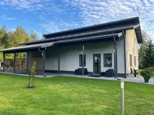 a small white house with a lawn in front of it at Pihapiilo in Raahe