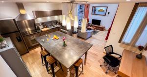 an overhead view of a kitchen with a table in a kitchen at Duplex moderne au Palais des Papes in Avignon