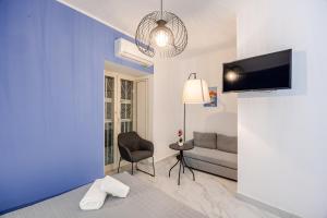 a living room with a couch and a tv at Nalusa - al centro della riviera di chiaia in Naples
