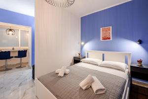 a bedroom with a bed with two towels on it at Nalusa - al centro della riviera di chiaia in Naples