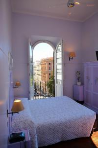 a bedroom with a bed and a window at Liliumhotel in Rome