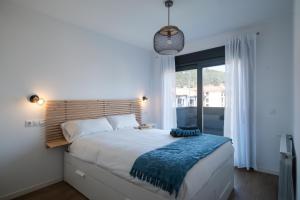 a bedroom with a large bed and a large window at Ribadesella Casa con Jardín a 2 km Playa – Saelia in Ribadesella
