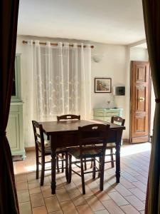 a dining room with a wooden table and chairs at Casa dei nonni in Rigali