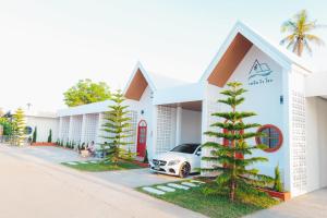 a building with a car parked in front of it at เพลินวิวโขงรีสอร์ท Plearnviewkhongresort in Ban Nong Mum
