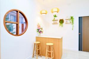 a kitchen with a mirror and two stools at เพลินวิวโขงรีสอร์ท Plearnviewkhongresort in Ban Nong Mum
