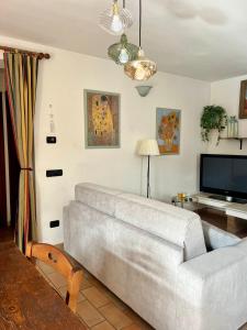 a living room with a couch and a flat screen tv at Casa dei nonni in Rigali